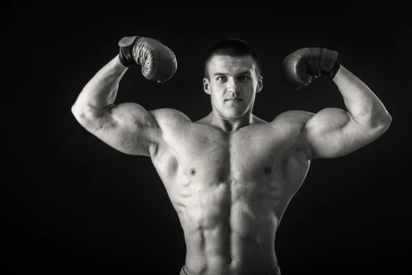 Atletický muž v Boxerské rukavice — Stock fotografie