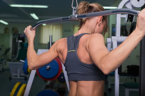 Kvinna som motionerar i gym — Stockfoto