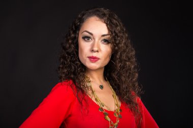 Kırmızı siyah bir zemin üzerine muhteşem bir kadın