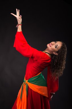 Kırmızı siyah bir zemin üzerine muhteşem bir kadın