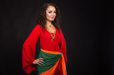 Kırmızı siyah bir zemin üzerine muhteşem bir kadın