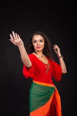 Kırmızı siyah bir zemin üzerine muhteşem bir kadın