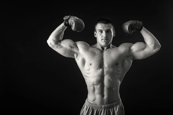 Homem atlético em luvas de boxe — Fotografia de Stock