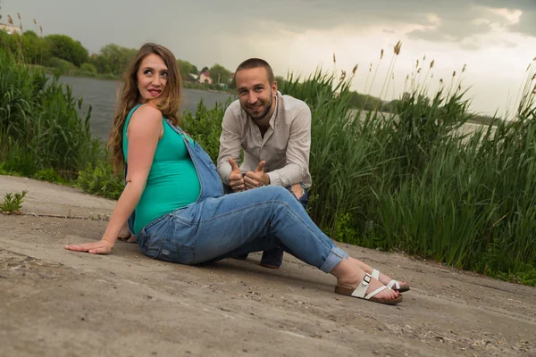 Familia esperando al bebé — Foto de Stock