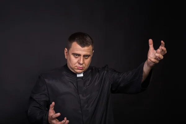 L'attore interpreta il ruolo di un prete — Foto Stock
