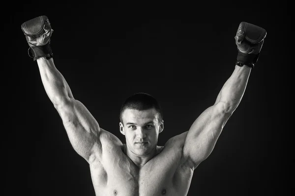 Атлетик в боксёрских перчатках — стоковое фото