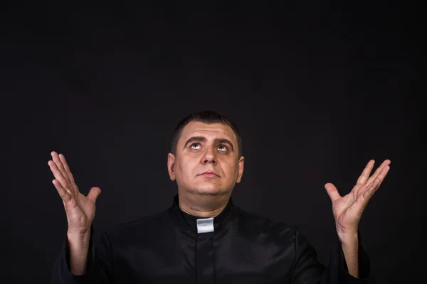 Актор грає роль священика — стокове фото