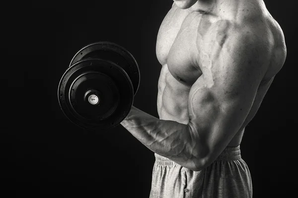 Hombre haciendo ejercicio con mancuerna —  Fotos de Stock