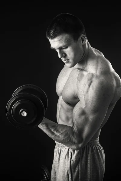 Hombre haciendo ejercicio con pesas —  Fotos de Stock