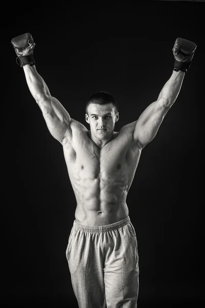 Atletický muž v Boxerské rukavice — Stock fotografie