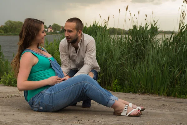 Família esperando pelo bebê — Fotografia de Stock