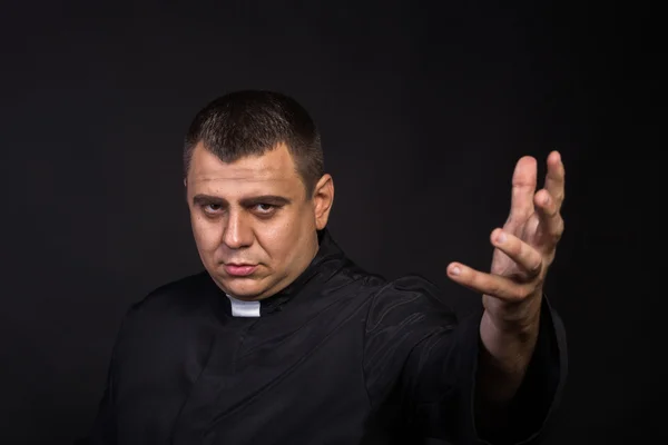 Der Schauspieler spielt die Rolle eines Priesters — Stockfoto
