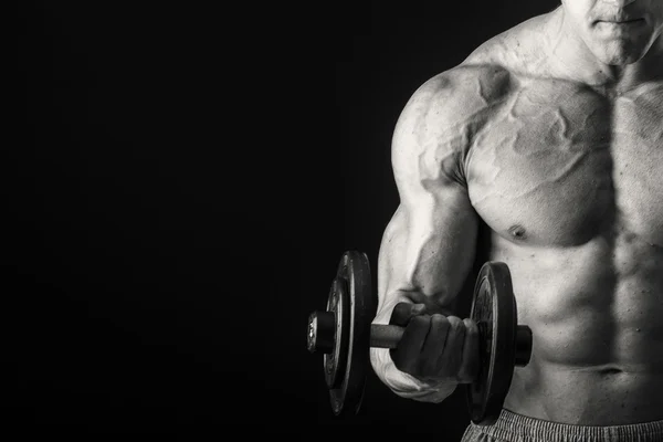 Hombre haciendo ejercicio con mancuerna — Foto de Stock