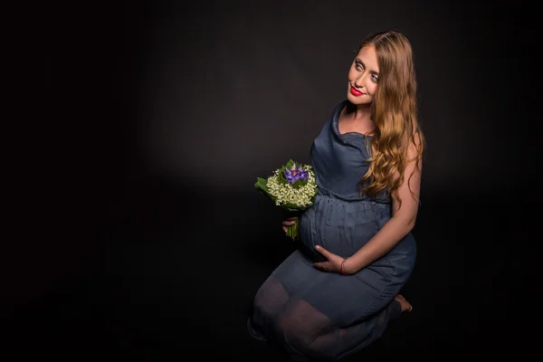 Buket çiçek ile hamile kadın — Stok fotoğraf