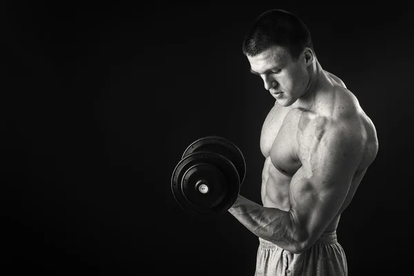 Hombre haciendo ejercicio con mancuerna — Foto de Stock