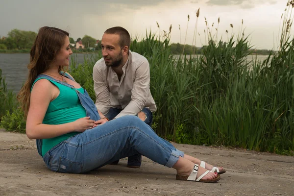 Familjen väntar baby — Stockfoto