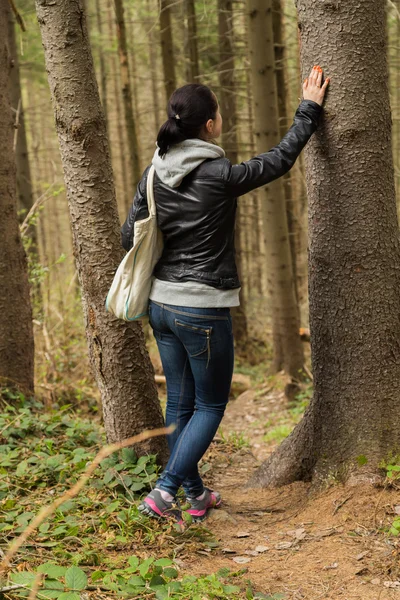 Красивая девушка на прогулке в лесу — стоковое фото