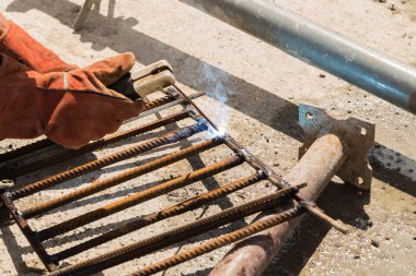 inşaatta çalışıyor