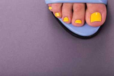 mavi ayakkabılar bacak