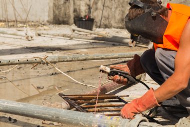 inşaatta çalışıyor