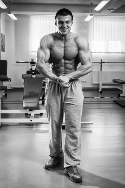 Mann zeigt Muskeln — Stockfoto