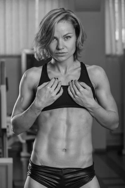 Bodybuilder woman shows her muscles — Stock Photo, Image