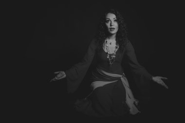 Kırmızı siyah bir zemin üzerine muhteşem bir kadın