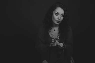 Kırmızı siyah bir zemin üzerine muhteşem bir kadın