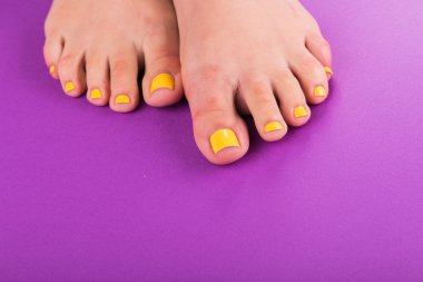 Sarı pedikür ayak üzerinde