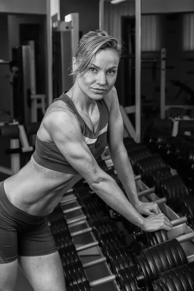 Mulher mostra seus músculos — Fotografia de Stock