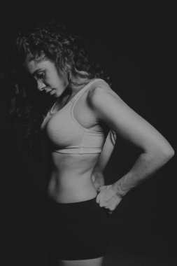 Atletik kıvırcık kız