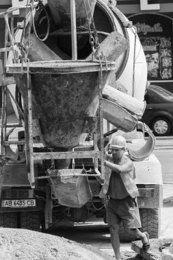 inşaatta çalışıyor