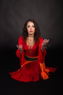 Kırmızı siyah bir zemin üzerine muhteşem bir kadın