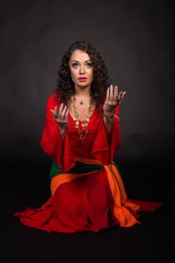Kırmızı siyah bir zemin üzerine muhteşem bir kadın