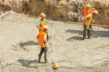 inşaatta çalışıyor