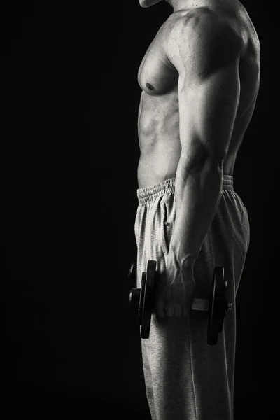 Hombre haciendo ejercicio con pesas — Foto de Stock