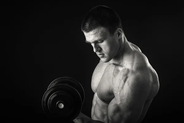 Hombre haciendo ejercicio con mancuerna —  Fotos de Stock