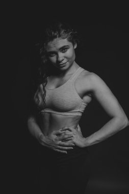 Atletik kıvırcık kız