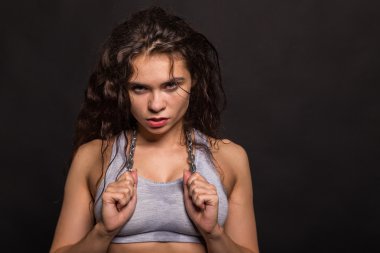 Atletik kıvırcık kız