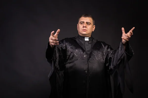 O ator desempenha o papel de um padre — Fotografia de Stock