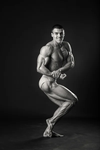 Hombre muestra músculos —  Fotos de Stock