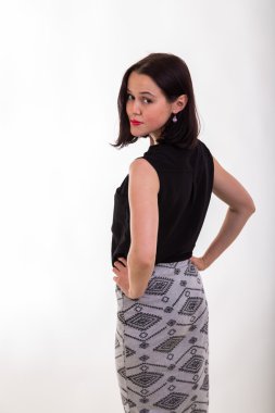 Şık elbiseli güzel esmer