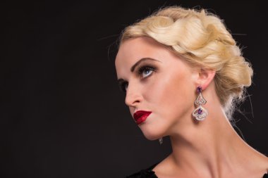 retro giysili bir kadına