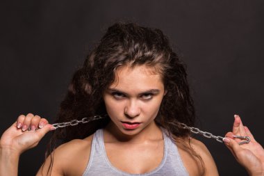 Atletik kıvırcık kız