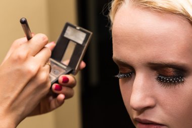 Güzel bir kız profesyonel makyaj