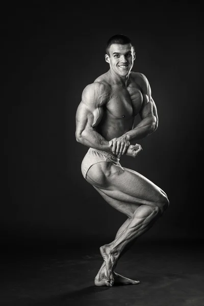 男の筋肉を示しています。 — ストック写真