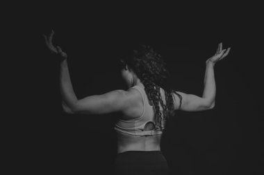 Atletik kıvırcık kız