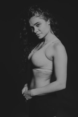 Atletik kıvırcık kız