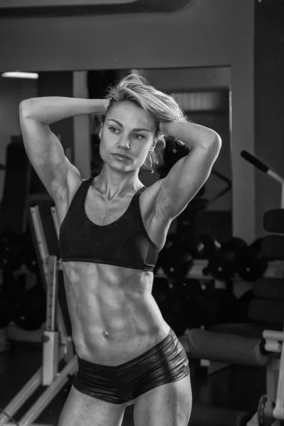 Frau zeigt ihre Muskeln — Stockfoto