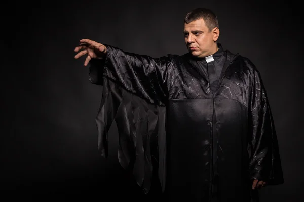 Der Schauspieler spielt die Rolle eines Priesters — Stockfoto